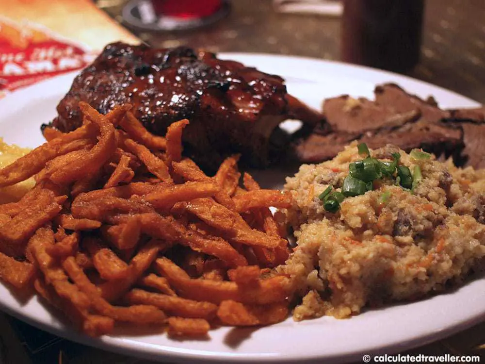 côtes levées, pain de maïs et saucisses, farce à la grille américaine d'une maman chaude