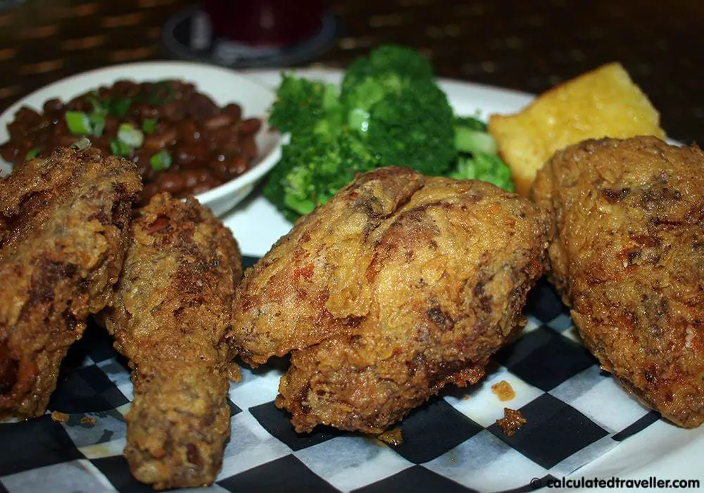 Poulet frit fumé à la grille américaine d'une maman chaude
