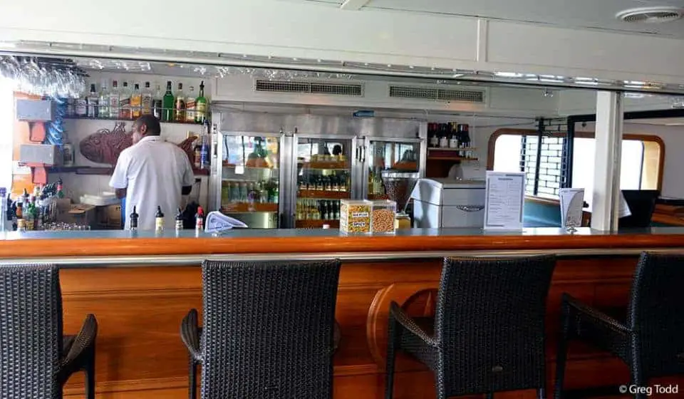 在庫克船長游輪 Reef Endeavor 上航行斐濟 - 小型船舶巡航的終極 - 酒吧