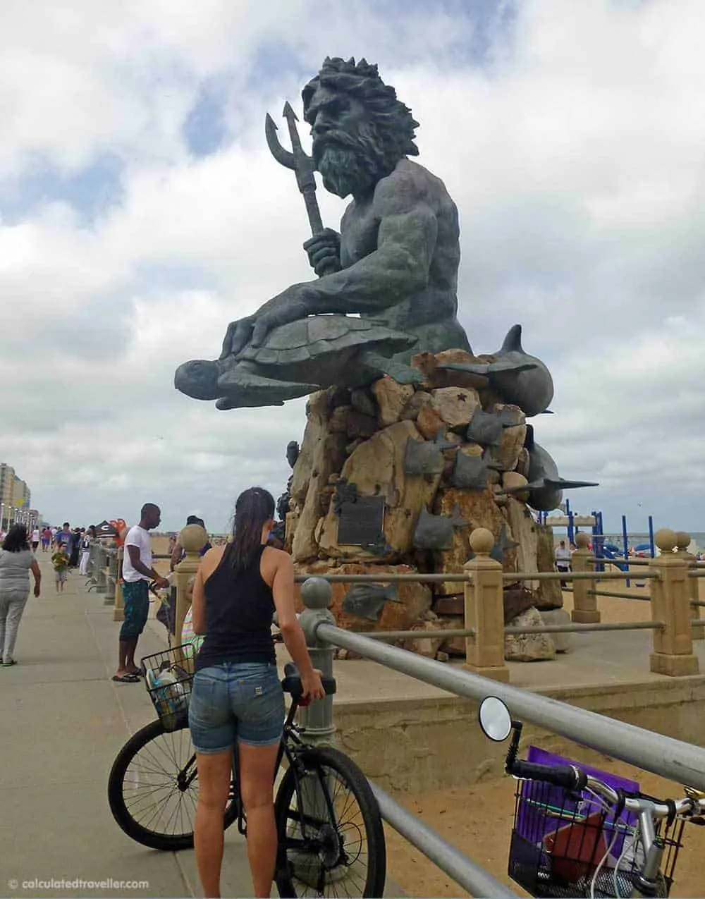 Guide pour louer un vélo en vacances en Virginie. Statue du roi Neptune de Virginia Beach à la 31e rue. Magazine du voyageur calculé