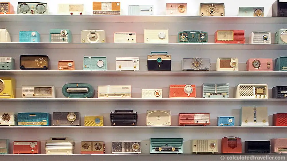 Radio Social Rochester New York - 酒吧、叮咬和保齡球 - 展出的老式收音機