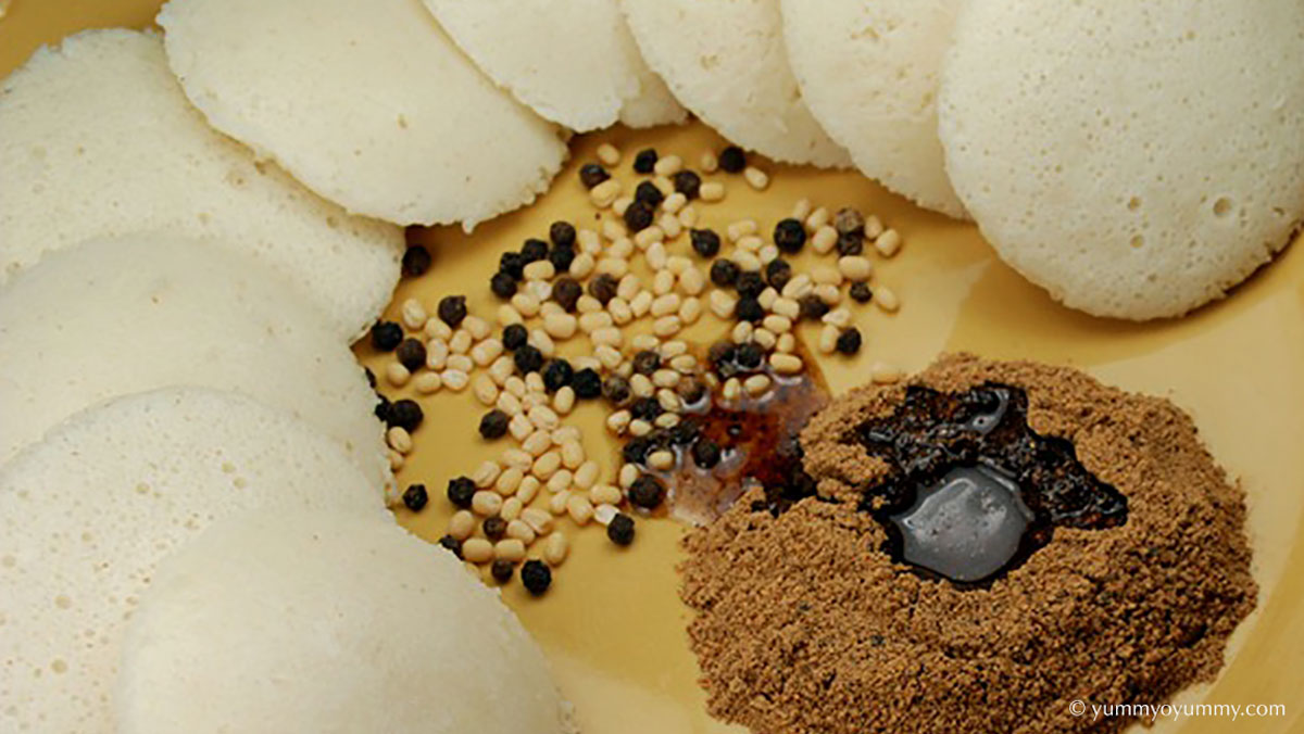 Idli steamed rice cake with Podi dried chilli blend