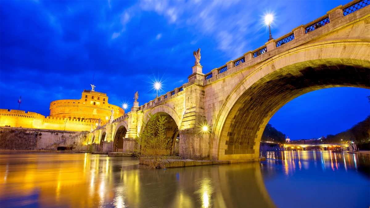 夜間的聖天使城堡外景