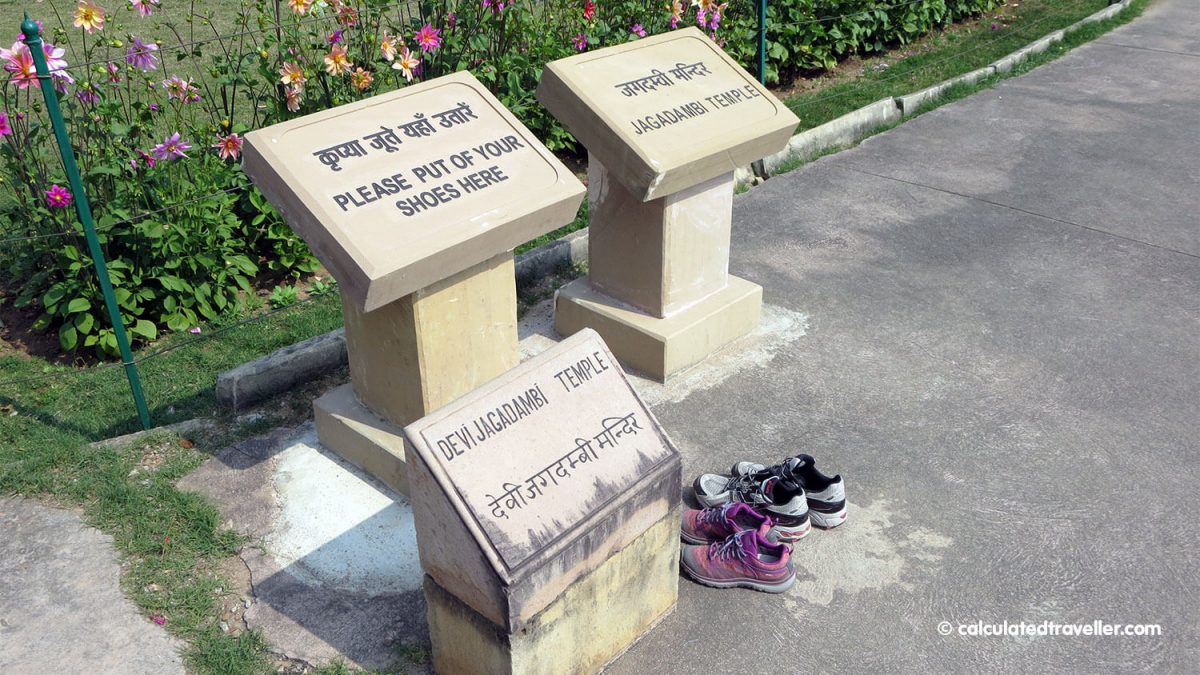 在 Jagadambi 神廟簽名要求遊客脫鞋