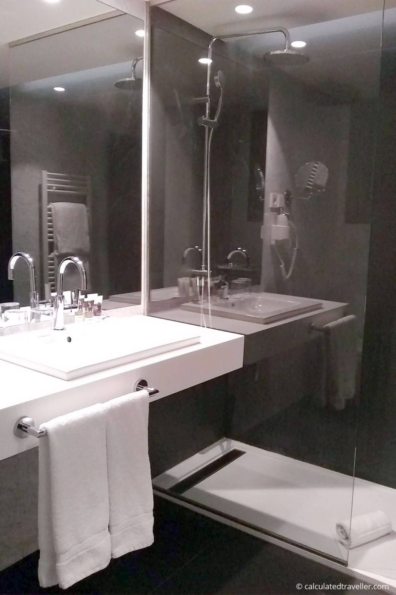 View of the bathroom at Hotel Mercure Barcelona Condor