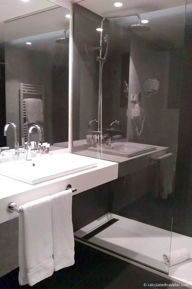 Vue de la salle de bain de l'Hôtel Mercure Barcelona Condor