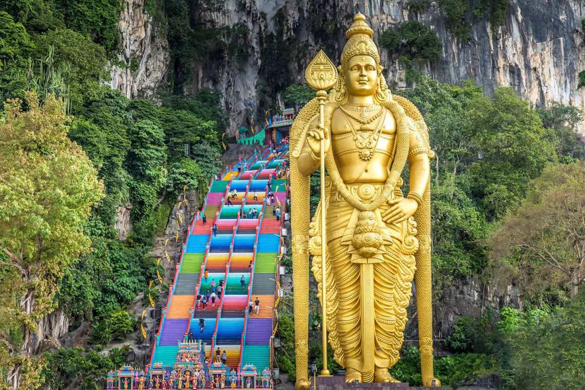 Statue d'or aux grottes de Batu Kuala Lumpur Malaisie