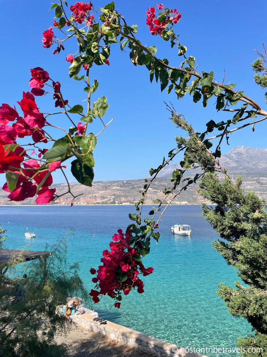 Bateau dans l'eau entourant Kalamata Grèce
