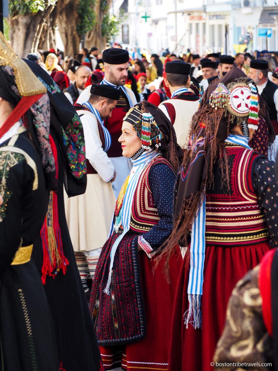 Les habitants vêtus de costumes traditionnels grecs le jour de la fête nationale